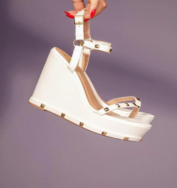 Sandália Anabela Luara com Tachas Spike Pirâmide 11cm
