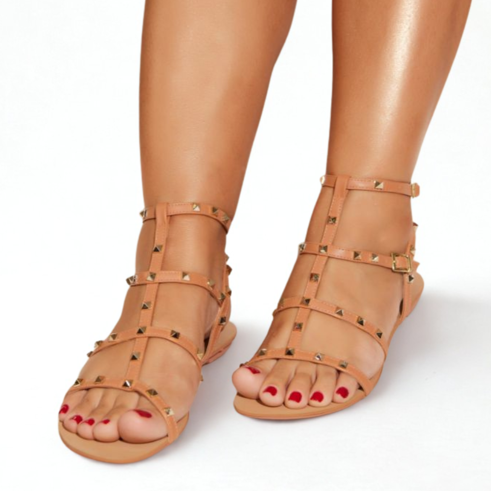 Rasteira Valentina com Spikes – Estilo e Conforto no Verão